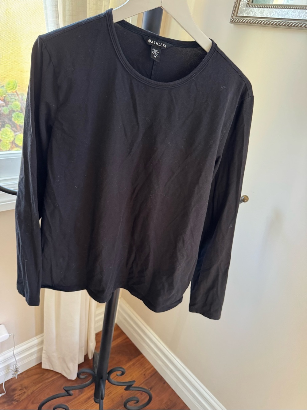 Athleta Woman Black Long-Sleeve Crew Neck Shirt Size Medium